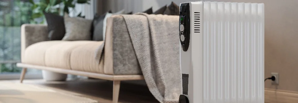 Weißer Heizkörper vor Sofa